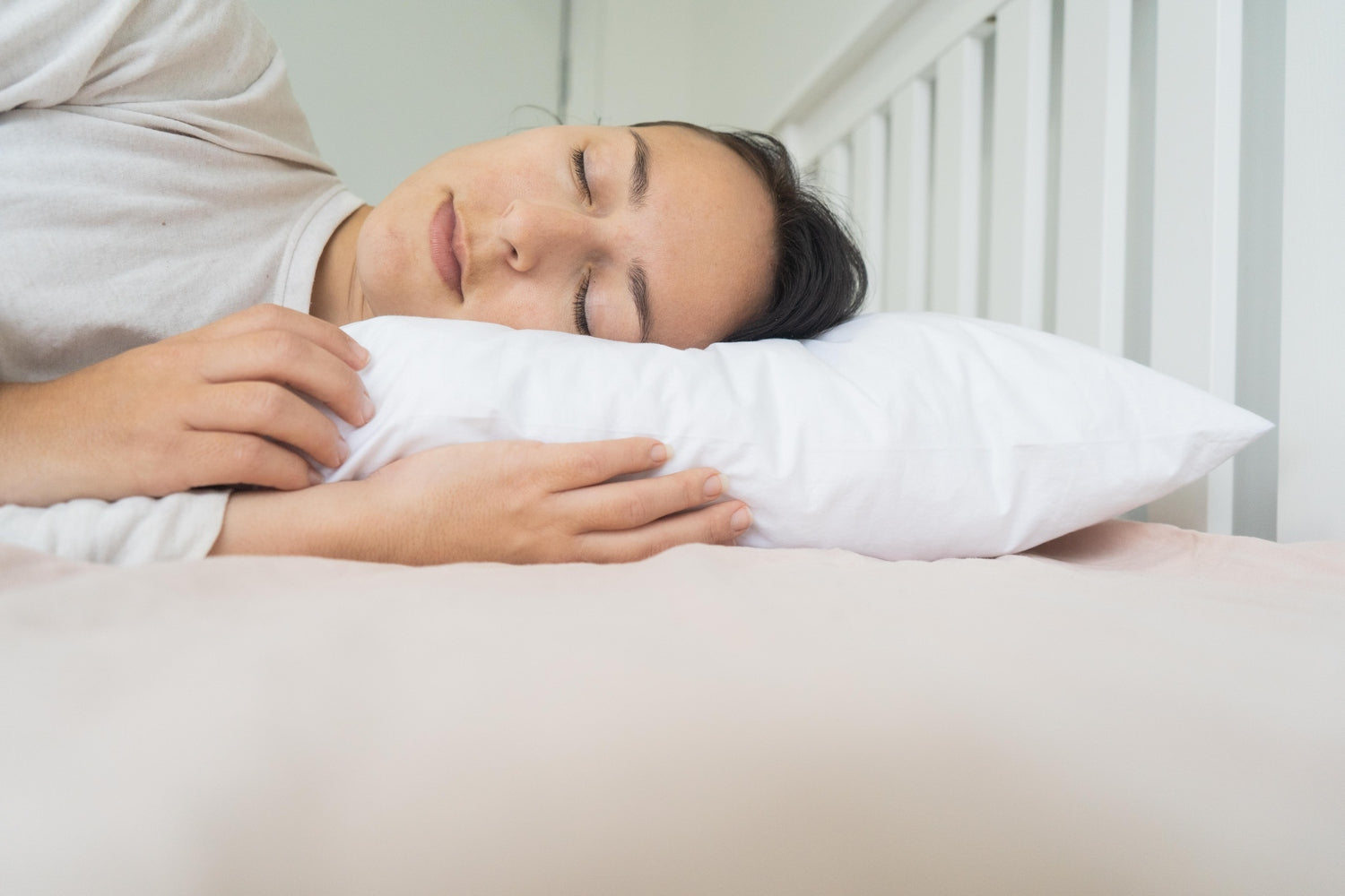 Woman Sleeping on a Kind Face Wool Pillow
